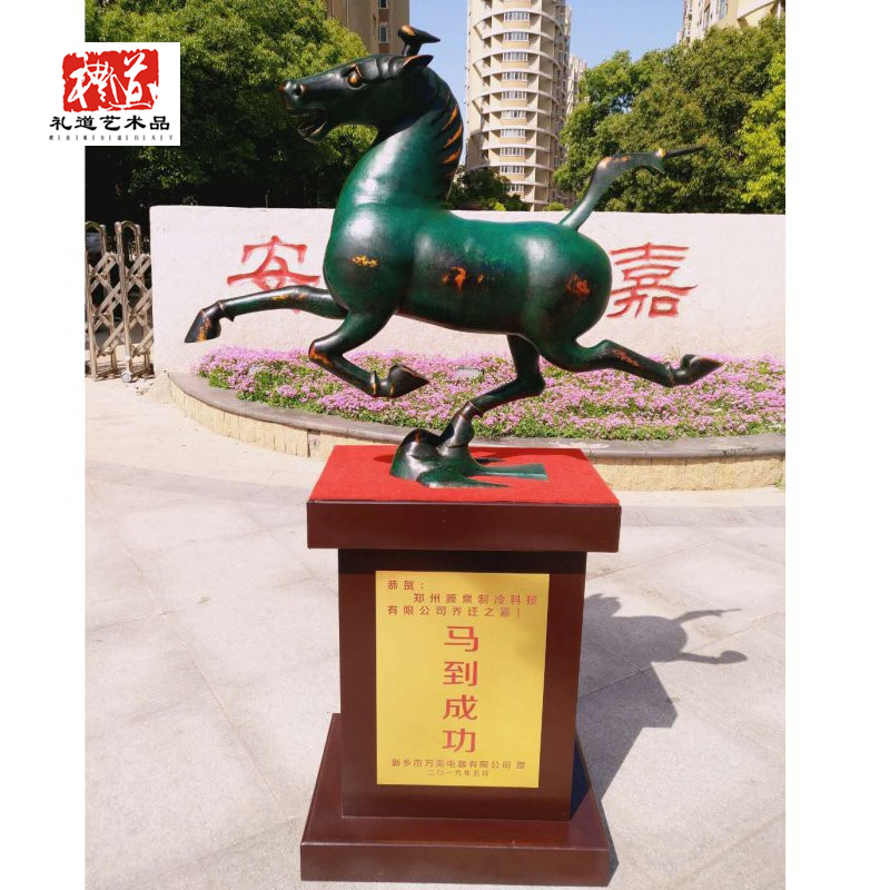 鄭州大型仿古做舊馬踏飛燕落地?cái)[件銅奔馬工藝品
